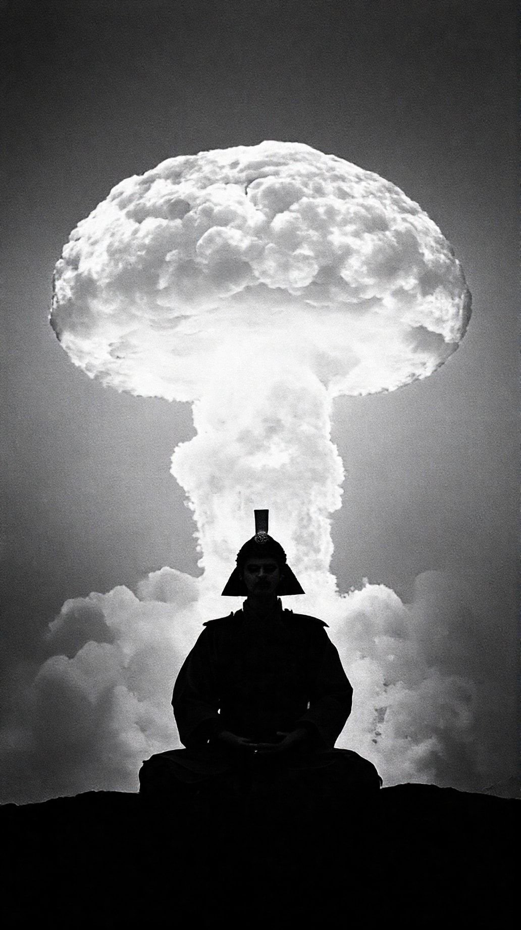 Creeunephotoargentiquenoiretblancminimalistefortcontrasteetbeaujeudelummiereavecunsamouraienmeditationavecderriereluiunebombenucleirequiexplose par laurent vo anh