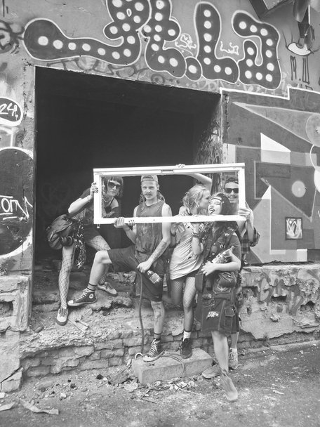 Le Cadre Vidre par Marishka Oliva